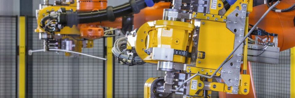 Falls ein Roboter Biegeaufgaben übernimmt, können die Daten für den Prozess ohne die Programmierung des Roboters verarbeitet werden. Falls ein Roboter Biegeaufgaben übernimmt, können die Daten für den Prozess ohne die Programmierung des Roboters verarbeitet werden.