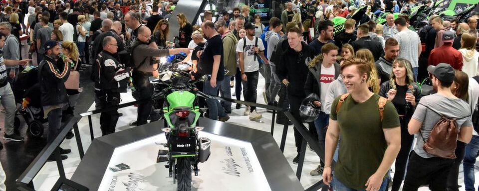 Mächtig Andrang herrschte auf dem Intermot-Stand von Kawasaki. Mächtig Andrang herrschte auf dem Intermot-Stand von Kawasaki.
