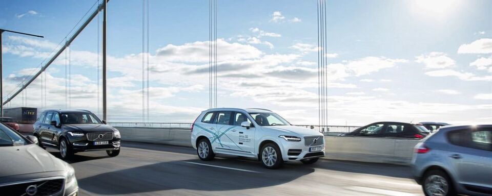 Ein Volvo XC90 im Rahmen des Drive-Me-Projekts: Ab 2017 sollen 100 selbstfahrende Volvo-Fahrzeuge auf ausgewählten Straßen rund um Göteborg unterwegs sein. Ein Volvo XC90 im Rahmen des Drive-Me-Projekts: Ab 2017 sollen 100 selbstfahrende Volvo-Fahrzeuge auf ausgewählten Straßen rund um Göteborg unterwegs sein.