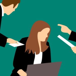 Weil in technologischen Berufen weniger Frauen als Männer arbeiten, zog eine bei Amazon entwickelte Personal-KI falsche Schlüsse: Der Algorithmus stufte die Lebensläufe weiblicher Bewerber automatisch schlechter ein. Weil in technologischen Berufen weniger Frauen als Männer arbeiten, zog eine bei Amazon entwickelte Personal-KI falsche Schlüsse: Der Algorithmus stufte die Lebensläufe weiblicher Bewerber automatisch schlechter ein.