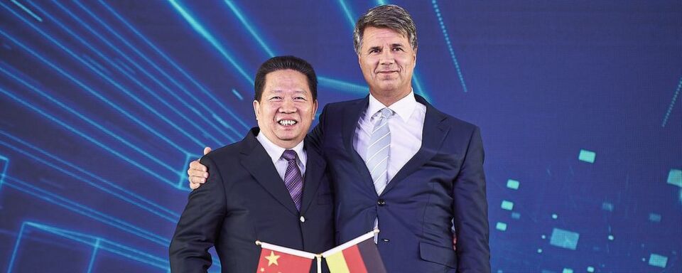 Harald Krüger (Vorstandsvorsitzender der BMW AG, rechts) mit Parteisekretär Chen Qiufa (CPC Liaoning Committee, links). Harald Krüger (Vorstandsvorsitzender der BMW AG, rechts) mit Parteisekretär Chen Qiufa (CPC Liaoning Committee, links).
