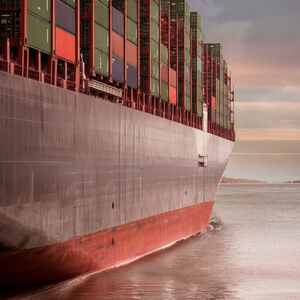 Der "Steuermann" (Kubernetes) bestimmt, wohin die Reise der Container geht. Der "Steuermann" (Kubernetes) bestimmt, wohin die Reise der Container geht.