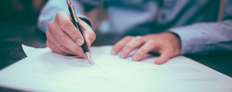 Künstliche Intelligenz soll den Bewerberprozess einfacher und effizienter machen. Doch was, wenn die KI diskriminiert? Künstliche Intelligenz soll den Bewerberprozess einfacher und effizienter machen. Doch was, wenn die KI diskriminiert?