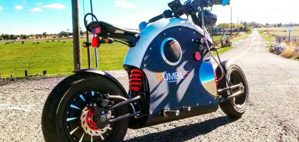 Der Nabenmotor leistet 2 kW/2,7 PS und soll die knapp über 100 Kilogramm schwere Rumble bis maximal 70 km/h beschleunigen. Der Nabenmotor leistet 2 kW/2,7 PS und soll die knapp über 100 Kilogramm schwere Rumble bis maximal 70 km/h beschleunigen.
