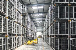 Eine der Kernaufgaben von Fachkräften für Logistik ist der Transport und die anschließende Einlagerung von Produktionsmaterialien, Bauteilen und fertigen Gütern. Eine der Kernaufgaben von Fachkräften für Logistik ist der Transport und die anschließende Einlagerung von Produktionsmaterialien, Bauteilen und fertigen Gütern.