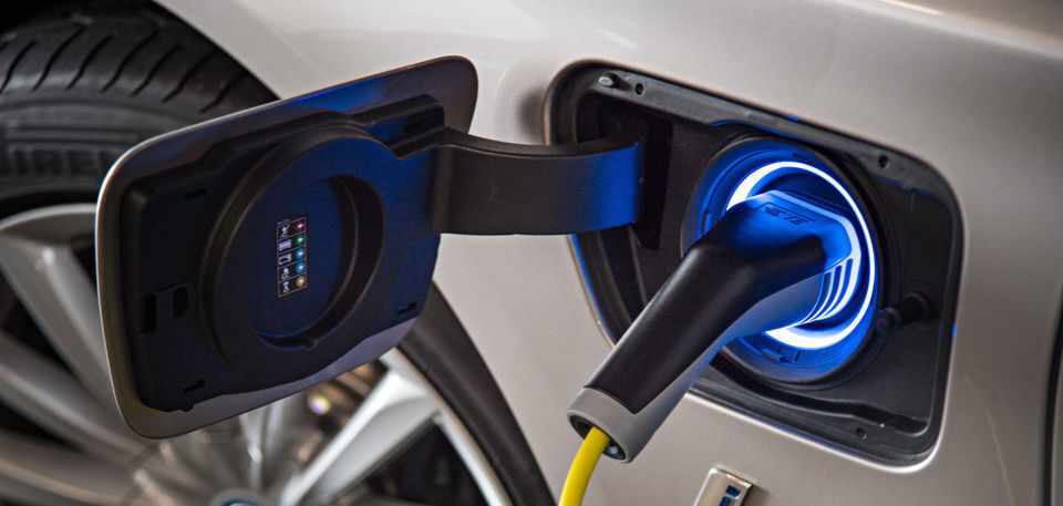 Die Society of Automotive Engineers (SAE) definiert derzeit drei verschiedene Stufen von Ladestationen, die auch als Electric Vehicle Supply Equipment (EVSE) bezeichnet werden. Die Society of Automotive Engineers (SAE) definiert derzeit drei verschiedene Stufen von Ladestationen, die auch als Electric Vehicle Supply Equipment (EVSE) bezeichnet werden.