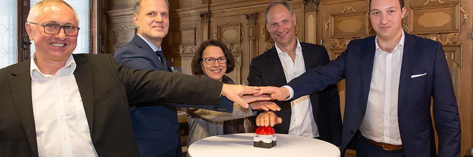 Starten das IoT-Netz (von links): Hans Mühlbauer (home2net GmbH), Jan-Erik Beuttel (Amt für Wirtschaft und Wissenschaft, Stadt Regensburg), Gertrud Maltz-Schwarzfischer (Bürgermeisterin Regensburg), Aurelius Wosylus und Maximilian Fenzl (beide Sigfox). Starten das IoT-Netz (von links): Hans Mühlbauer (home2net GmbH), Jan-Erik Beuttel (Amt für Wirtschaft und Wissenschaft, Stadt Regensburg), Gertrud Maltz-Schwarzfischer (Bürgermeisterin Regensburg), Aurelius Wosylus und Maximilian Fenzl (beide Sigfox).