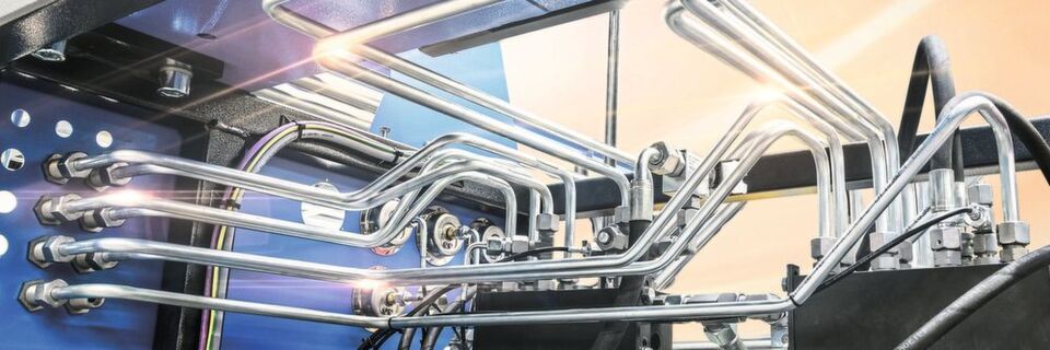 Hydrauliksysteme im Sondermaschinenbau: Fast jedes Rohr ist ein Unikat, die Effizienz ist aber vergleichbar mit der Serienproduktion. Hydrauliksysteme im Sondermaschinenbau: Fast jedes Rohr ist ein Unikat, die Effizienz ist aber vergleichbar mit der Serienproduktion.