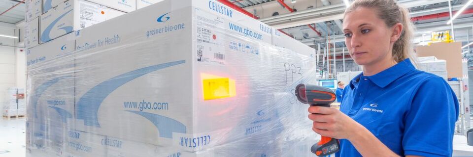 Auftragskommissionierung in der Vorzone: Die Zuführung der Quellpaletten aus dem Hochregallager erledigt der SAP-basierte Materialflussrechner per Transportauftrag direkt an die SPS-Steuerung. Auftragskommissionierung in der Vorzone: Die Zuführung der Quellpaletten aus dem Hochregallager erledigt der SAP-basierte Materialflussrechner per Transportauftrag direkt an die SPS-Steuerung.