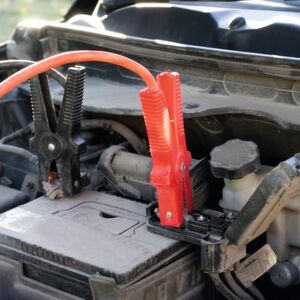 Das gepolt bistabile Relais 760 trennt die Batterie im Stör- oder Crashfall komplett vom Stromkreis des Fahrzeugs, wofür lediglich ein Schaltimpuls von 15 ms notwendig ist. Gleichzeitig ist eine hohe Kurzschlussfestigkeit gegeben: Das Relais kann bei Nennspannung bis zu 5 kA für 100 ms führen und sicher trennen. Das gepolt bistabile Relais 760 trennt die Batterie im Stör- oder Crashfall komplett vom Stromkreis des Fahrzeugs, wofür lediglich ein Schaltimpuls von 15 ms notwendig ist. Gleichzeitig ist eine hohe Kurzschlussfestigkeit gegeben: Das Relais kann bei Nennspannung bis zu 5 kA für 100 ms führen und sicher trennen.