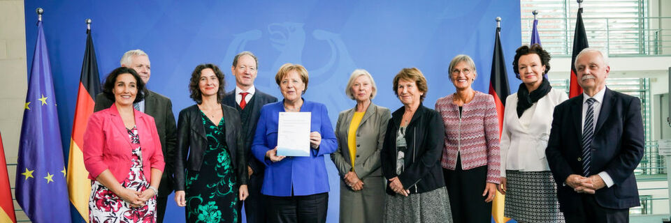 Übergabe des Jahresberichts des Nationalen Normenkontrollrates an Bundeskanzlerin Angela Merkel Übergabe des Jahresberichts des Nationalen Normenkontrollrates an Bundeskanzlerin Angela Merkel