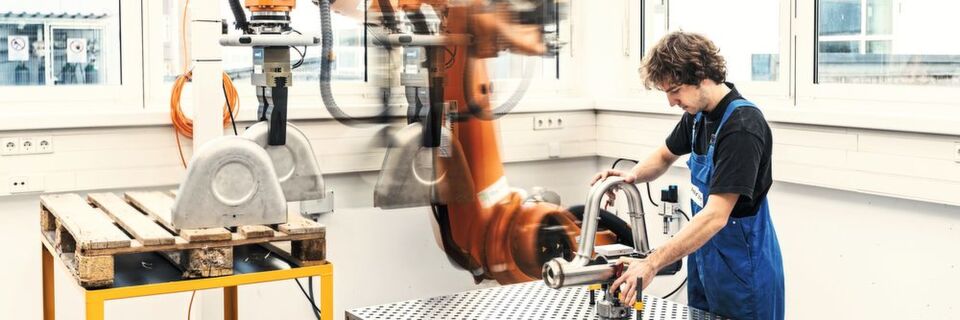 Ein Thema von Roboshield ist der sichere Betrieb von Arbeitsplätzen mit Mensch-Roboter-Kollaboration. Ein Thema von Roboshield ist der sichere Betrieb von Arbeitsplätzen mit Mensch-Roboter-Kollaboration.