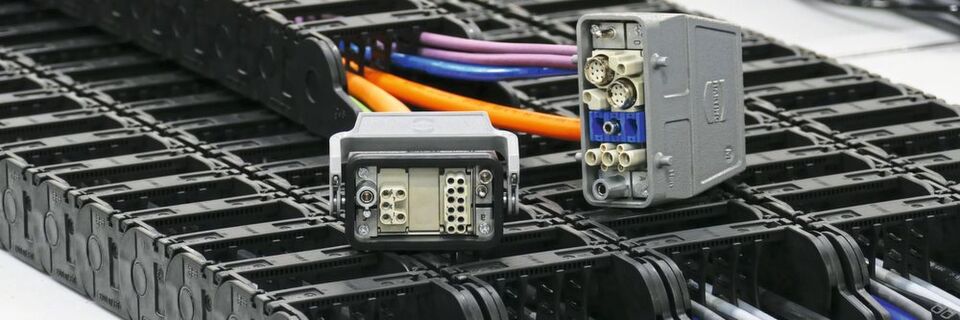 Harting-Han-Modular-Steckverbinder und vorkonfektionierte Readychain Energiezuführungen von Igus bilden gemeinsam eine Plug-and-play-Lösung für das Regalbediengerät Exyz (RBG) von SSI Schäfer. Harting-Han-Modular-Steckverbinder und vorkonfektionierte Readychain Energiezuführungen von Igus bilden gemeinsam eine Plug-and-play-Lösung für das Regalbediengerät Exyz (RBG) von SSI Schäfer.