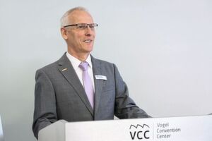 Manfred Cloot, Finder: Cloot erläuterte die Entdeckung und Entwicklung von Magnetismus und Relais sowie elementare Zusammenhänge. Manfred Cloot, Finder: Cloot erläuterte die Entdeckung und Entwicklung von Magnetismus und Relais sowie elementare Zusammenhänge.