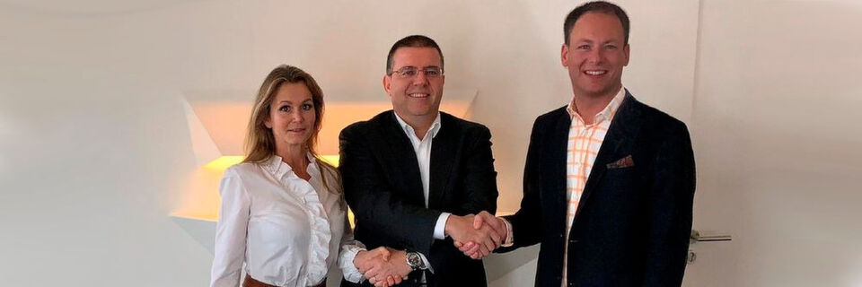 (v.l.) Isabelle von Künßberg (Acmeo), David Martinez (Infinigate) und Henning Mayer (Acmeo) (v.l.) Isabelle von Künßberg (Acmeo), David Martinez (Infinigate) und Henning Mayer (Acmeo)