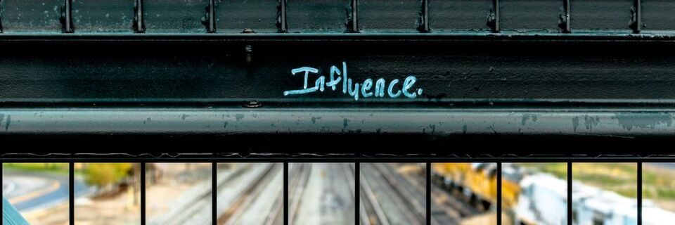 Influencer Marketing funktioniert auch im B2B – einen geeigneten Influencer zu finden, ist deshalb die zentrale Aufgabe der Influencer Marketing Strategie. Influencer Marketing funktioniert auch im B2B – einen geeigneten Influencer zu finden, ist deshalb die zentrale Aufgabe der Influencer Marketing Strategie.