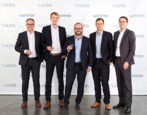 Zufriedene Gesichter zur Vertragsunterzeichnung in Lauda-Königshofen: Der Geschäftsführer von Lauda, Dr. Marc Stricker, der kaufmännische Geschäftsführer von Watttron, Marcus Stein, der Geschäftsführende Gesellschafter von Lauda, Dr. Gunther Wobser, der Prokurist und Produktionsleiter von Watttron, Ronald Claus von Nordheim sowie der Geschäftsführer von Lauda, Dr. Mario Englert. Zufriedene Gesichter zur Vertragsunterzeichnung in Lauda-Königshofen: Der Geschäftsführer von Lauda, Dr. Marc Stricker, der kaufmännische Geschäftsführer von Watttron, Marcus Stein, der Geschäftsführende Gesellschafter von Lauda, Dr. Gunther Wobser, der Prokurist und Produktionsleiter von Watttron, Ronald Claus von Nordheim sowie der Geschäftsführer von Lauda, Dr. Mario Englert.