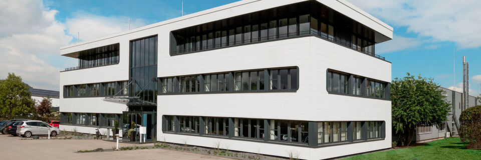 Themengerechte Architektur: Die neu gestaltete Fassade des erweiterten Verwaltungsgebäudes greift mit ihrer Form das Layout des Dickschicht-Heizelements der Blue-Flow Heißkanaldüse von Günther Heisskanaltechnik auf. Themengerechte Architektur: Die neu gestaltete Fassade des erweiterten Verwaltungsgebäudes greift mit ihrer Form das Layout des Dickschicht-Heizelements der Blue-Flow Heißkanaldüse von Günther Heisskanaltechnik auf.