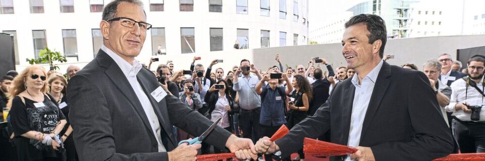 Hanan Gothait (re.), CEO von Xjet, durchschneidet zusammen mit Stephan Oehler, VP bei Straumann, das Band zur Eröffnung des Fertigungszentrums von Xjet in Israel. Hanan Gothait (re.), CEO von Xjet, durchschneidet zusammen mit Stephan Oehler, VP bei Straumann, das Band zur Eröffnung des Fertigungszentrums von Xjet in Israel.