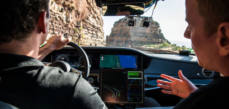 Während das Tesla Modell S zu stark dazu verleitet, sich auf Abstandstempomat und Spurhalteassistent zu verlassen, setzt Mercedes wie die meisten anderen Marken auf eine ausgewogene Balance. Während das Tesla Modell S zu stark dazu verleitet, sich auf Abstandstempomat und Spurhalteassistent zu verlassen, setzt Mercedes wie die meisten anderen Marken auf eine ausgewogene Balance.