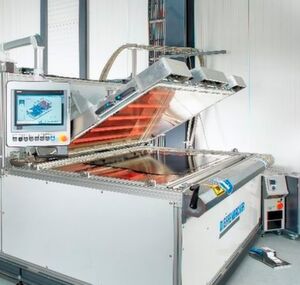 Die Industrieanlage Fibercon haben Forscher des Fraunhofer ICT zusammen mit Dieffenbacher-Spezialisten entwickelt. Dahinter verbirgt sich die Prozesstechnik zur Konsolidierung thermoplastischer Hochleistungs-Faserverbundwerkstoffe (UD-Tapes) auf Basis der am Fraunhofer ICT entwickelten strahlungsinduzierten Vakuumkonsolidierung, wie die Experten sagen. Die Industrieanlage Fibercon haben Forscher des Fraunhofer ICT zusammen mit Dieffenbacher-Spezialisten entwickelt. Dahinter verbirgt sich die Prozesstechnik zur Konsolidierung thermoplastischer Hochleistungs-Faserverbundwerkstoffe (UD-Tapes) auf Basis der am Fraunhofer ICT entwickelten strahlungsinduzierten Vakuumkonsolidierung, wie die Experten sagen.