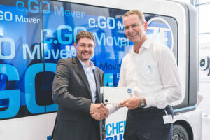 Übereinkunft: Sebastian Goldner (li.) von Proton Motor Fuel Cell und Günther Schuh, Vorstandschef E-Go Mobile, vereinbarten anlässlich der Eröffnung des Werks für den Stadtwagen E-Go Life die Zusammenarbeit in der Brennstoffzellentechnik (zum Vergrößern bitte Bild klicken). Übereinkunft: Sebastian Goldner (li.) von Proton Motor Fuel Cell und Günther Schuh, Vorstandschef E-Go Mobile, vereinbarten anlässlich der Eröffnung des Werks für den Stadtwagen E-Go Life die Zusammenarbeit in der Brennstoffzellentechnik (zum Vergrößern bitte Bild klicken).