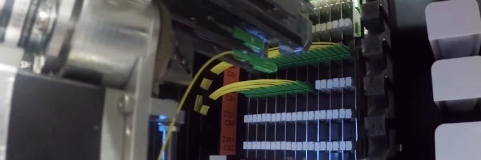 DE-CIX nutzt beim Umzug einen halbautomatischen Optical Distribution Frame (ODF), einen sogenannten Patch-Roboter. DE-CIX nutzt beim Umzug einen halbautomatischen Optical Distribution Frame (ODF), einen sogenannten Patch-Roboter.