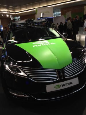 Auf der Nvidia-Konferenz zeigte CEO Jensen Huang parallel den Ablauf der 80 Kilometer-Testfahrt in diesem Fahrzeug in der Simulation und im während der Fahrt aufgenommenen Video. Selbst Schlaglöcher und verrutschte Fahrbahnmarkierungen waren quasi identisch, genauso wie das Fahrverhalten des Autos. Auf der Nvidia-Konferenz zeigte CEO Jensen Huang parallel den Ablauf der 80 Kilometer-Testfahrt in diesem Fahrzeug in der Simulation und im während der Fahrt aufgenommenen Video. Selbst Schlaglöcher und verrutschte Fahrbahnmarkierungen waren quasi identisch, genauso wie das Fahrverhalten des Autos.