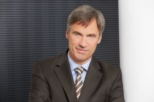 Bitkom-Präsident Achim Berg: „Die Blockchain hat das Potenzial, fast jede Branche fundamental zu verändern. Jedes Unternehmen sollte jetzt prüfen, wo es selbst neue Geschäftsmodelle entwickeln kann – oder wo bestehende eigene künftig obsolet werden könnten.“ Bitkom-Präsident Achim Berg: „Die Blockchain hat das Potenzial, fast jede Branche fundamental zu verändern. Jedes Unternehmen sollte jetzt prüfen, wo es selbst neue Geschäftsmodelle entwickeln kann – oder wo bestehende eigene künftig obsolet werden könnten.“