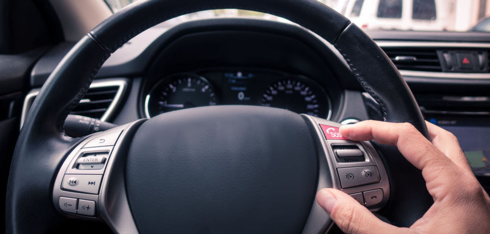 Eine TCU stellt dem vernetzten Auto nicht nur die gesamte eCall-Funktionalität zur Verfügung, sondern dazu auch das Senden und Empfangen von Daten beispielsweise über den Standort, Over-the-Air-Updates oder Telefonanrufe. Eine TCU stellt dem vernetzten Auto nicht nur die gesamte eCall-Funktionalität zur Verfügung, sondern dazu auch das Senden und Empfangen von Daten beispielsweise über den Standort, Over-the-Air-Updates oder Telefonanrufe.