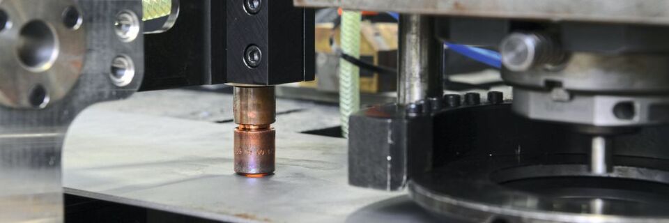 Elektrische Widerstandserwärmung vor dem Scherschneiden auf dem Grundlagenprüfstand. Elektrische Widerstandserwärmung vor dem Scherschneiden auf dem Grundlagenprüfstand.