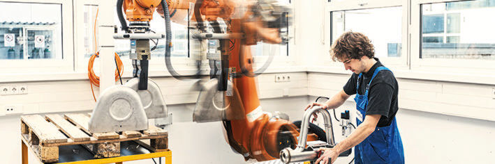 Ein Thema von Roboshield ist der sichere Betrieb von Arbeitsplätzen mit Mensch-Roboter-Kollaboration. Ein Thema von Roboshield ist der sichere Betrieb von Arbeitsplätzen mit Mensch-Roboter-Kollaboration.