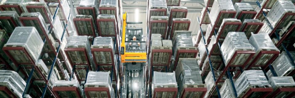 Am wichtigsten ist beim schwedischen Bücherlogistiker Samdistribution das perfekte Zusammenspiel im Hochregallager, von wo aus jährlich etwa
25 Mio. Bücher ausgeliefert werden. Am wichtigsten ist beim schwedischen Bücherlogistiker Samdistribution das perfekte Zusammenspiel im Hochregallager, von wo aus jährlich etwa
25 Mio. Bücher ausgeliefert werden.