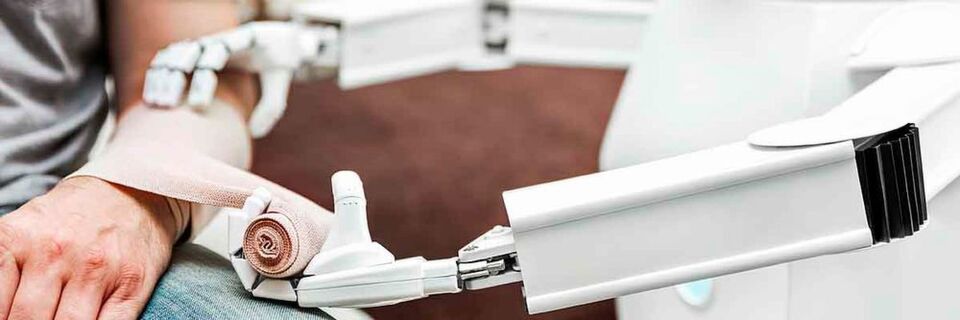 Viele Menschen können sich den Einsatz von Robotern in der Pflege vorstellen Viele Menschen können sich den Einsatz von Robotern in der Pflege vorstellen