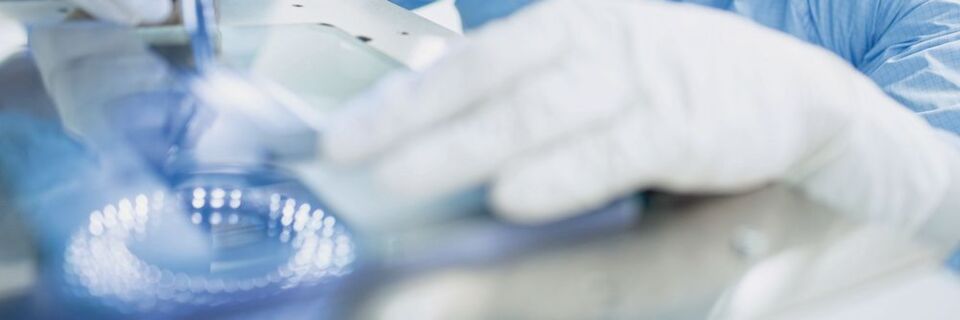 Eine universelle Ant-
wort oder ein Ge-
heimrezept gibt es nicht: Bei Freudenberg Medical arbeiten Spezialisten an der Individualisierung von Beschichtungslösungen. Eine universelle Ant-
wort oder ein Ge-
heimrezept gibt es nicht: Bei Freudenberg Medical arbeiten Spezialisten an der Individualisierung von Beschichtungslösungen.
