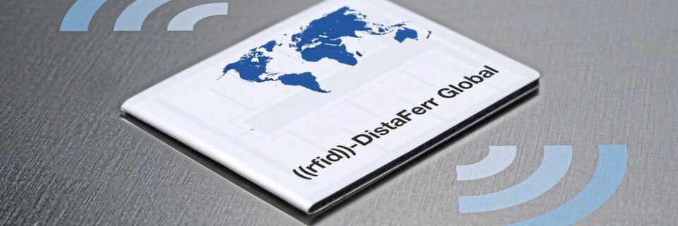 Das „((rfid))-DistaFerr Global Label“ von Schreiner Protech mit Dualband-Antenne ermöglicht die Auslesung in den Frequenzbändern ETSI und FCC gleichermaßen und ist damit weltweit einsetzbar. Das „((rfid))-DistaFerr Global Label“ von Schreiner Protech mit Dualband-Antenne ermöglicht die Auslesung in den Frequenzbändern ETSI und FCC gleichermaßen und ist damit weltweit einsetzbar.