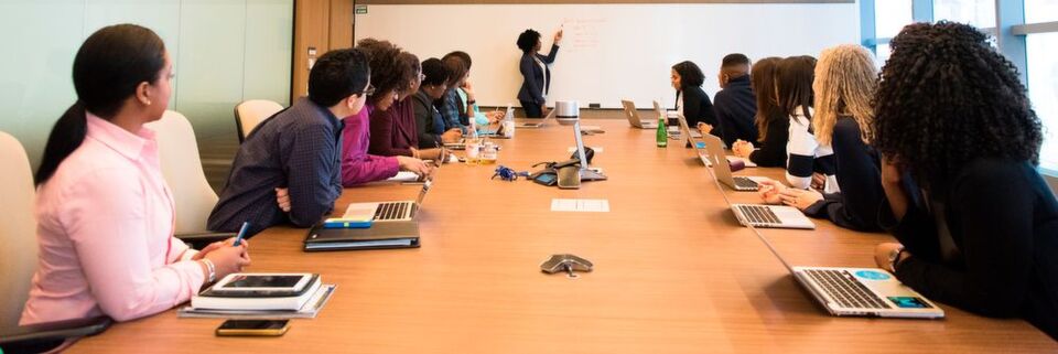 Meetings müssen nicht immer unproduktiv und langweilig sein. Meetings müssen nicht immer unproduktiv und langweilig sein.