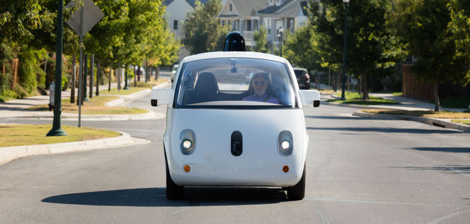 Waymo-Chef Krafcik erläutert, dass sein Unternehmen zehn Millionen Testmeilen "pro Tag" absolviere. Allerdings nur in der Simulation. Auf diese Weise seien schon sieben Milliarden Meilen (11,3 Milliarden Kilometer) zusammengekommen. Waymo-Chef Krafcik erläutert, dass sein Unternehmen zehn Millionen Testmeilen "pro Tag" absolviere. Allerdings nur in der Simulation. Auf diese Weise seien schon sieben Milliarden Meilen (11,3 Milliarden Kilometer) zusammengekommen.