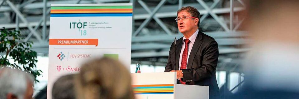 Thomas Popp, CIO des Freistaates Sachen, begrüßt die Teilnehmer der ITOF 2018 und stellt die Digitalisierungsstrategie des Freistaates vor Thomas Popp, CIO des Freistaates Sachen, begrüßt die Teilnehmer der ITOF 2018 und stellt die Digitalisierungsstrategie des Freistaates vor