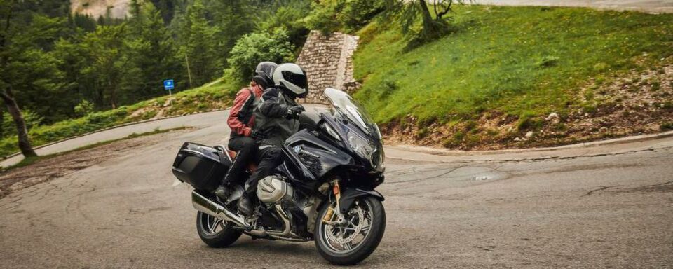 Bei niedrigen Drehzahlen läuft der Boxermotor noch sanfter und zieht nochmals souveräner durch, jenseits von Halbgas feuert der Flat-Twin hemmungslos und flitzt ohne irgendwelche erkennbaren Hemmungen bis auf 8.500 Touren. Bei niedrigen Drehzahlen läuft der Boxermotor noch sanfter und zieht nochmals souveräner durch, jenseits von Halbgas feuert der Flat-Twin hemmungslos und flitzt ohne irgendwelche erkennbaren Hemmungen bis auf 8.500 Touren.