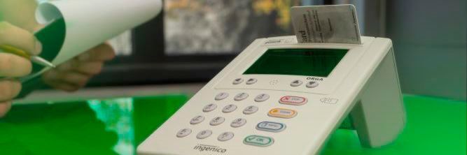 Zur Anbindung an die Telematik-Infrastruktur müssen Ärzte und Kliniken auch neue, zertifizierte Kartenterminals einführen. Zur Anbindung an die Telematik-Infrastruktur müssen Ärzte und Kliniken auch neue, zertifizierte Kartenterminals einführen.