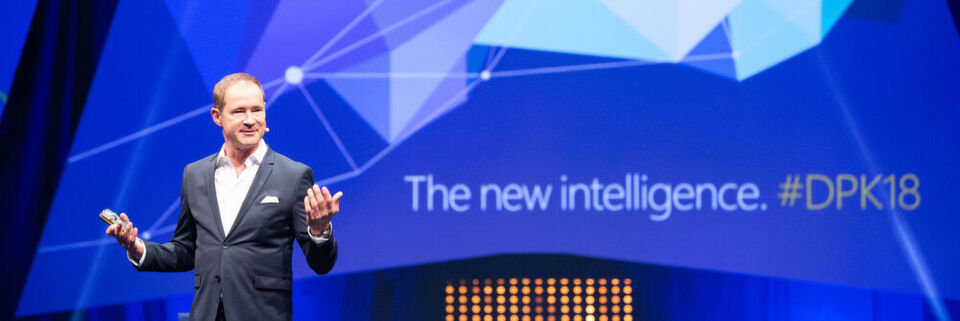 Gregor Bieler, General Manager und Channel-Chef bei Microsoft Deutschland schwörte als Gastgeber der #DPK18 die Teilnehmer auf das Thema KI ein. Gregor Bieler, General Manager und Channel-Chef bei Microsoft Deutschland schwörte als Gastgeber der #DPK18 die Teilnehmer auf das Thema KI ein.