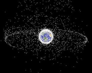 Weltraumschrott im Low Earth Orbit (LEO) und Geostationary Earth Orbit (GEO). Weltraumschrott im Low Earth Orbit (LEO) und Geostationary Earth Orbit (GEO).