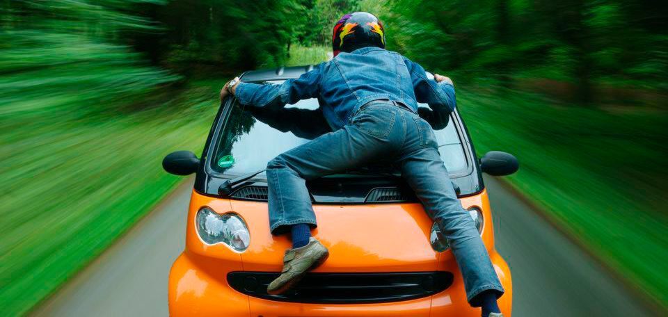 Es gehört zu den schwierigsten Aufgaben, die Entwickler autonomer Autos leisten müssen: Den Fahrzeugen eine Art Ethik beizubringen. Es gehört zu den schwierigsten Aufgaben, die Entwickler autonomer Autos leisten müssen: Den Fahrzeugen eine Art Ethik beizubringen.