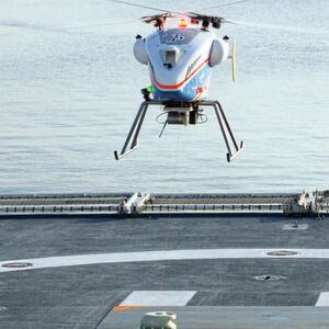 Der DLR hat im Rahmen eines zweijährigen Projekts erfolgreich Start und Landung unbemannter Helikopter für die Überwachung der globalen Seewege getestet. Für die Landung wurde das Seil über die Seilwinde von der SuperARTIS-Drohne zum Schiffsdeck abgelassen und dort mittels Magneten fixiert. Der DLR hat im Rahmen eines zweijährigen Projekts erfolgreich Start und Landung unbemannter Helikopter für die Überwachung der globalen Seewege getestet. Für die Landung wurde das Seil über die Seilwinde von der SuperARTIS-Drohne zum Schiffsdeck abgelassen und dort mittels Magneten fixiert.