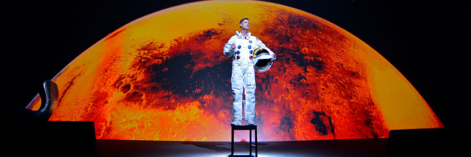 Ein Astronaut auf dem Weg zum Mars – in dieser Rolle versucht SAP-CTO Björn Goerke die Teilnehmer der Hausmesse TechEd für das intelligente Unternehmen zu begeistern: „Stellen Sie sich die Zukunft vor und arbeiten Sie daran, diese Träume Realität werden zu lassen.“ Ein Astronaut auf dem Weg zum Mars – in dieser Rolle versucht SAP-CTO Björn Goerke die Teilnehmer der Hausmesse TechEd für das intelligente Unternehmen zu begeistern: „Stellen Sie sich die Zukunft vor und arbeiten Sie daran, diese Träume Realität werden zu lassen.“