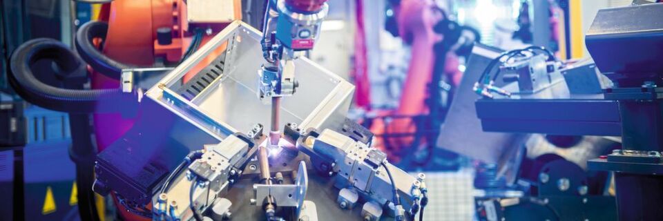 Mit der Roboterfertigung von Gehäusen für Configure to Order kann Weidmüller eine kurzfristige Lieferung von individuell assemblierten Produkten ermöglichen. Mit der Roboterfertigung von Gehäusen für Configure to Order kann Weidmüller eine kurzfristige Lieferung von individuell assemblierten Produkten ermöglichen.