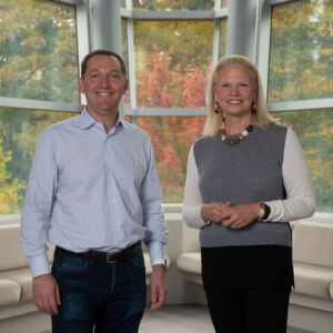 Ginni Rometty, Chairman, President und CEO von IBM (rechts) und James M. Whitehurst, CEO von Red Hat (links). IBM hat angekündigt, alle ausgegebenen und ausstehenden Stammaktien von Red Hat für 190,00 $ pro Aktie in bar zu übernehmen. Das ergibt einen Gesamtunternehmenswert von etwa 34 Milliarden US-$ entspricht. Ginni Rometty, Chairman, President und CEO von IBM (rechts) und James M. Whitehurst, CEO von Red Hat (links). IBM hat angekündigt, alle ausgegebenen und ausstehenden Stammaktien von Red Hat für 190,00 $ pro Aktie in bar zu übernehmen. Das ergibt einen Gesamtunternehmenswert von etwa 34 Milliarden US-$ entspricht.