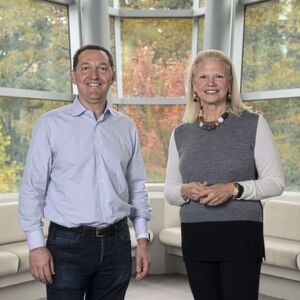Ginni Rometty, Chairman, President und CEO von IBM (rechts) und James M. Whitehurst, CEO von Red Hat (links). IBM hat angekündigt, alle ausgegebenen und ausstehenden Stammaktien von Red Hat für 190,00 $ pro Aktie in bar zu übernehmen. Das ergibt einen Gesamtunternehmenswert von etwa 34 Milliarden US-$ entspricht. Ginni Rometty, Chairman, President und CEO von IBM (rechts) und James M. Whitehurst, CEO von Red Hat (links). IBM hat angekündigt, alle ausgegebenen und ausstehenden Stammaktien von Red Hat für 190,00 $ pro Aktie in bar zu übernehmen. Das ergibt einen Gesamtunternehmenswert von etwa 34 Milliarden US-$ entspricht.