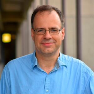 Koordinator des Projekts OpenSuperQ: Frank Wilhelm-Mauch, Professor für Quanten- und Festkörpertheorie an der Universität des Saarlandes. Koordinator des Projekts OpenSuperQ: Frank Wilhelm-Mauch, Professor für Quanten- und Festkörpertheorie an der Universität des Saarlandes.